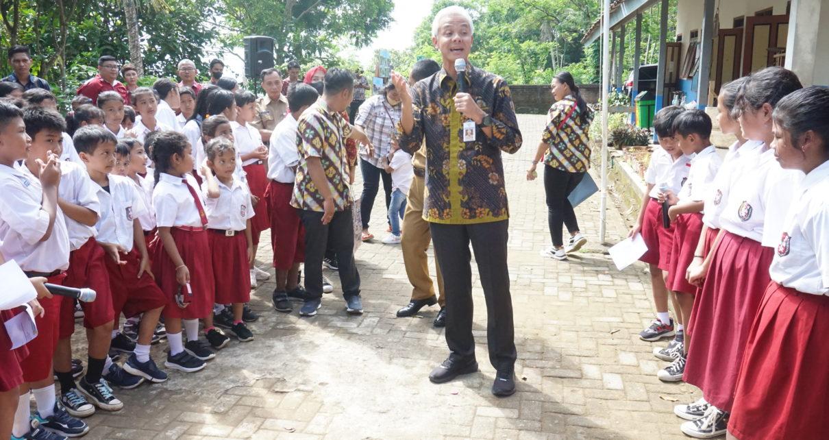 KUNJUNGAN. Gubernur Jawa Tengah Ganjar Pranowo saat mengunjungi para siswa di SD Kanisius Kenalan Borobudur. (foto: prokompimkabmgl)