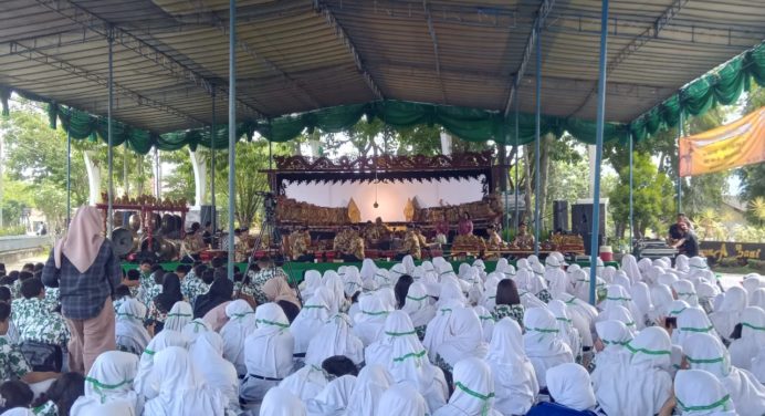 Ratusan Siswa SMPN 2 Kota Magelang Turut Menonton Pagelaran Wayang di Taman Ahmad Yani