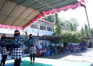 KESENIAN. Siswi SMK Muhammadiyah 1 Borobudur Kabupaten Magelang mementaskan kesenian tradisional. (foto: ist)