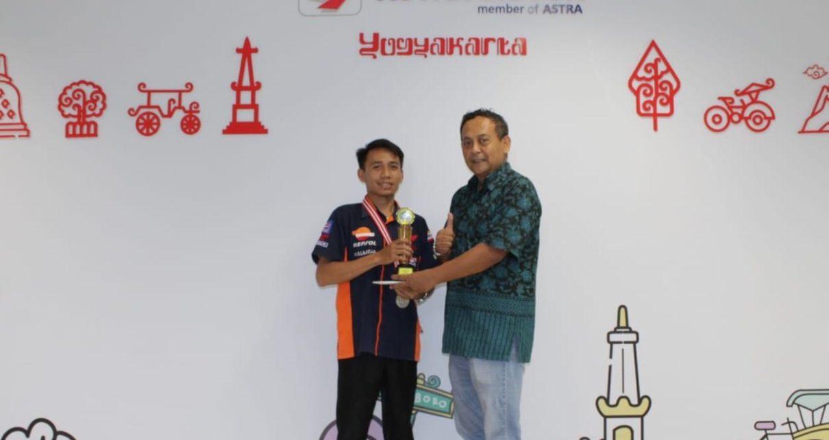 HADIAH. Penyerahan hadiah oleh Astra Motor Yogyakarta kepada guru SMK Ma’arif Kota Magelang sebagai pemenang Regional Honda Technical Skill Contest 2023, Jumat (26/05/2023). (foto: ist)
