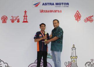 HADIAH. Penyerahan hadiah oleh Astra Motor Yogyakarta kepada guru SMK Ma’arif Kota Magelang sebagai pemenang Regional Honda Technical Skill Contest 2023, Jumat (26/05/2023). (foto: ist)