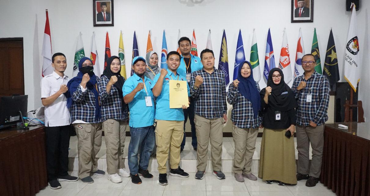 DAFTAR. Partai Gelombang Rakyat (Gelora) dengan diterima pihak KPU dan diawasi Bawaslu Kota Magelang saat menyerahkan berkas pendaftaran bacaleg. (foto: ist)