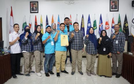 DAFTAR. Partai Gelombang Rakyat (Gelora) dengan diterima pihak KPU dan diawasi Bawaslu Kota Magelang saat menyerahkan berkas pendaftaran bacaleg. (foto: ist)