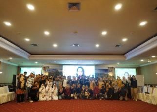BERPOSE. Peserta kegiatan Youth Forum berpose bersama Senin (29/5/2023), di Hotel Puri Asri Magelang. (foto: unimma)