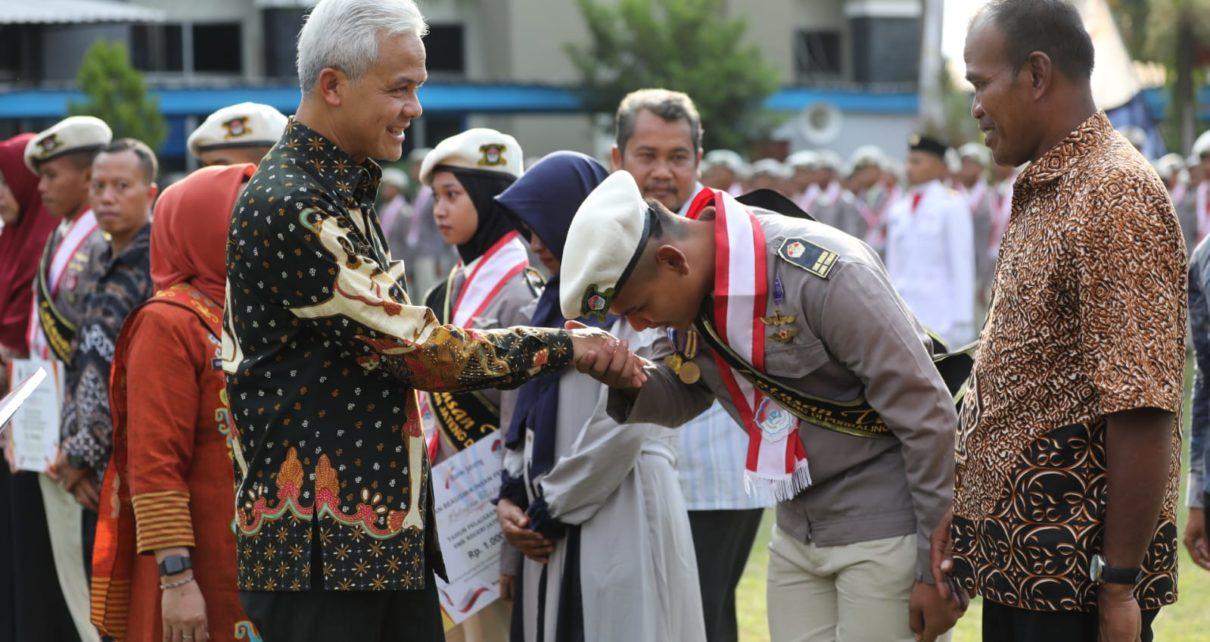 JABAT TANGAN. Sevolana Bondan Sirait saat berjabat tangah dengan Gubernur Jawa Tengah Ganjar Pranowo. (foto: jatengprov)