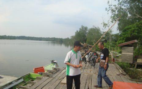 SURVEI. Prof Dr Ali Masduqi ST MT (kiri) saat melakukan survei air baku di Kabupaten Berau, Kalimantan Timur. (foto: its)