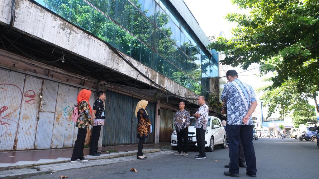 TINJAU. Wali Kota Magelang dr. Muchamad Nur Aziz, saat meninjau Shopping Center Magelang. (foto: prokompimkotamgl)