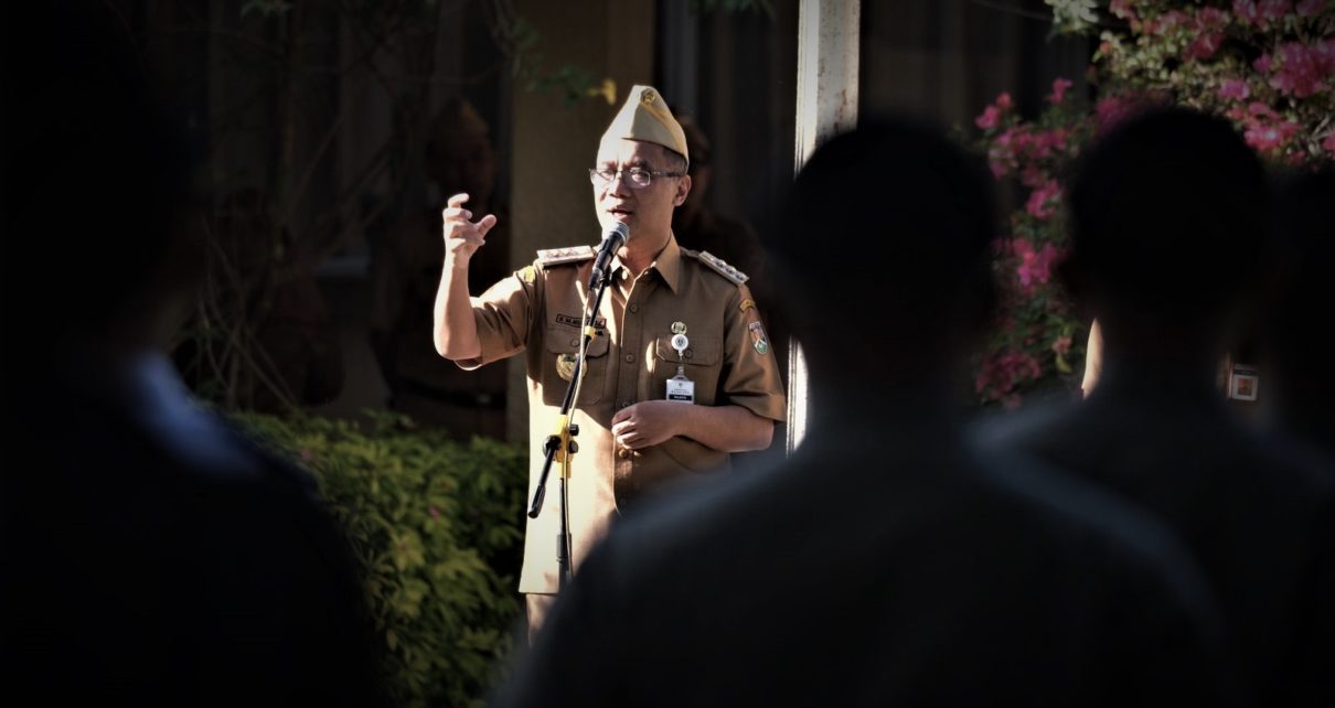 HARKITNAS. Wali Kota Magelang dr Muchamad Nur Aziz saat menjadi pembina upacara Peringatan ke-115 Hari Kebangkitan Nasional (Harkitnas) di halaman belakang kantor Pemkot Magelang, Senin (22//2023). (foto: prokompimkotamgl)
