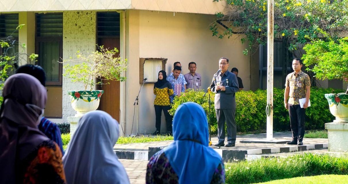 PEMBINA. Wali Kota Magelang dr Muchamad Nur Aziz menjadi pembina upacara peringatan Hardiknas 2023 di Pemkot Magelang, Selasa (2/5/2023). (foto: prokompimkotamgl)