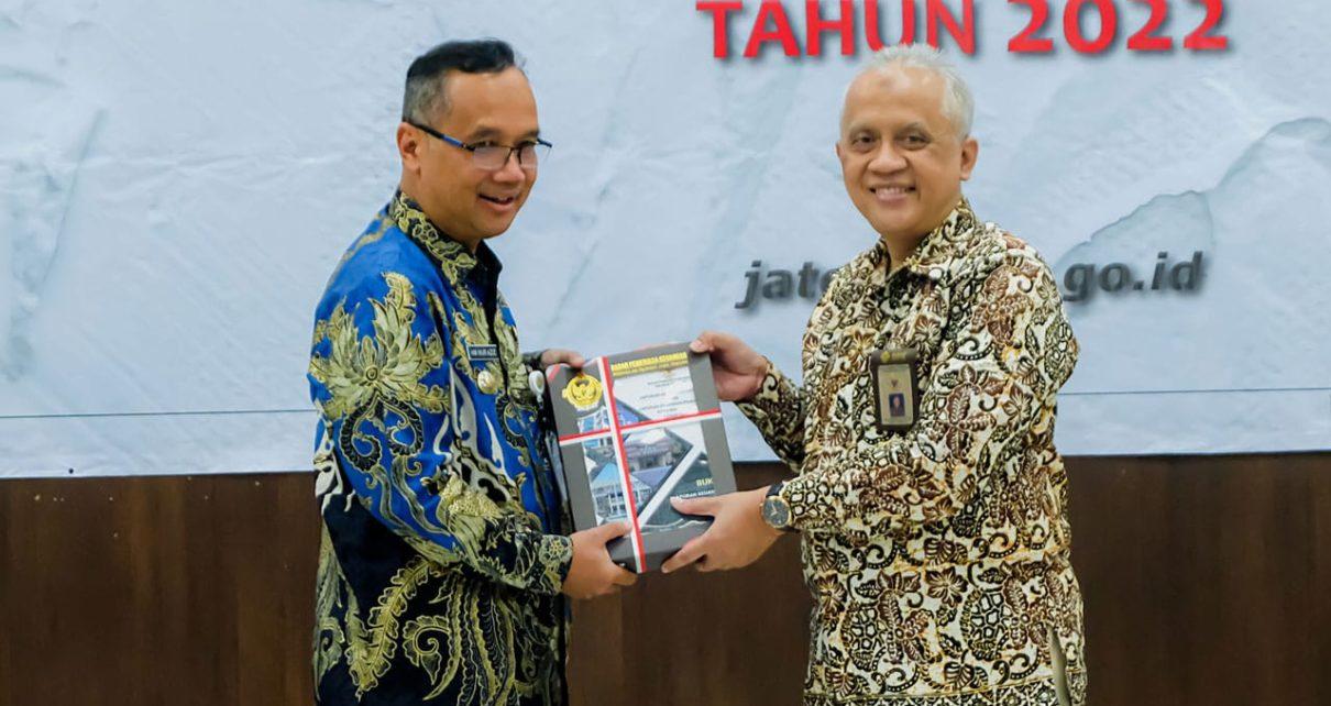 WTP. Penyerahan piagam Opini WTP diserahkan kepada Wali Kota Magelang dr. Muchamad Nur Aziz di kantor BPK RI Perwakilan Jawa Tengah di Semarang, Jumat (19/5/2023). (foto: prokompimkotamgl)