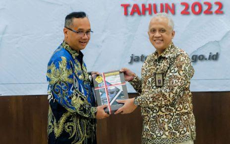 WTP. Penyerahan piagam Opini WTP diserahkan kepada Wali Kota Magelang dr. Muchamad Nur Aziz di kantor BPK RI Perwakilan Jawa Tengah di Semarang, Jumat (19/5/2023). (foto: prokompimkotamgl)