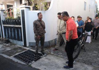 TINJAU. Wali Kota Magelang dr Muchamad Nur Aziz saat meninjau saluran irigasi di RT 6 RW 1 Kelurahan Jurangombo Selatan. (foto: prokompimkotamgl)