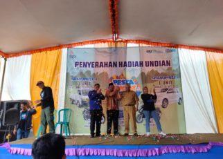 SIMBOLIS. Penyerahan hadiah utama secara simbolis kepada pemenang. Penyerahan dilakukan dilakukan di Dusun Tanggulangin Desa Pandean Kecamatan Ngablak Kabupaten Magelang, Selasa (6/6/2023). (foto: tantri/siedoo)