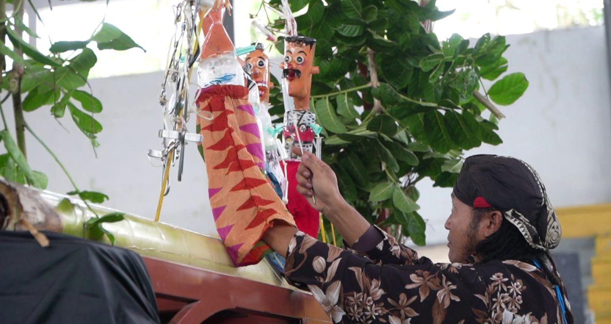 MAINKAN. Ki Andritopo memainkan lakon pewayangan di acara Pagelaran dan Pendidikan Wayang yang dihadiri  siswa-siswi kelas VII dan VIII SMPN 3 Kota Magelang. (foto: istimewa)