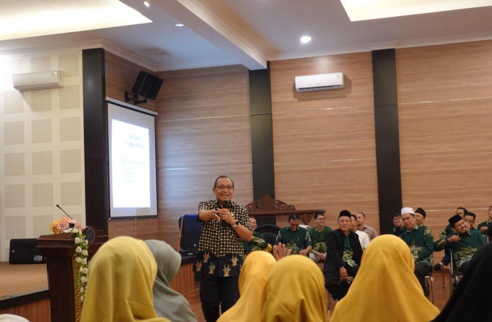 DISKUSI. Komisaris Utama Semen Padang, Dr. Muhammad Agus Syamsudin, MM saat diskusi bersama Pejabat Struktura UNIMMA. (foto: unimma)