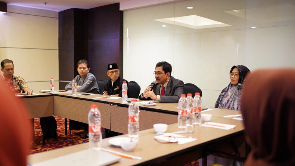 BERSAMA. Jajaran pimpinan Universitas Muhammadiyah Magelang (UNIMMA) melakukan sharing session bersama staf ahli Kominfo, Prof. Widodo Muktiyo di Magelang, belakangan ini. (foto: unimma)