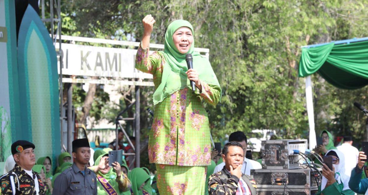 SAMBUTAN. Ketua Ketua Umum PP Muslimat NU, Khofifah Indar Parawansa saat memberikan sambutan di Lapangan Pemda Kabupaten Tegal, Sabtu 10 Juni 2023. (foto: jatengprov)