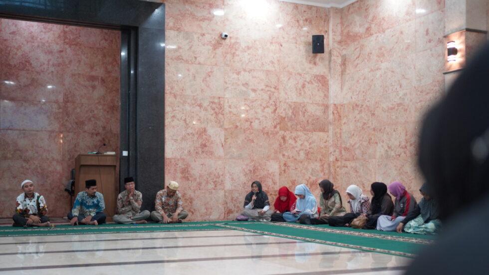 BERSAMA. Kajian sore dilanjutkan dengan berbuka puasa Arafah bersama di Masjid Manaarul ‘Ilmi Kampus 2 UNIMMA, Selasa 27 Juni 2023. (foto: unimma)