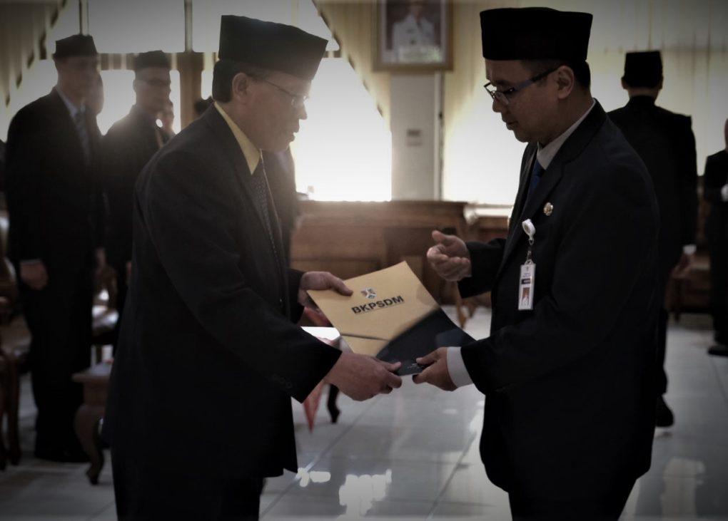 DIPERPANJANG. Wali Kota Magelang dr. Muchamad Nur Aziz (kanan) memperpanjang masa jabatan Penjabat (Pj) Sekda Kota Magelang. (foto: prokompimkotamgl)