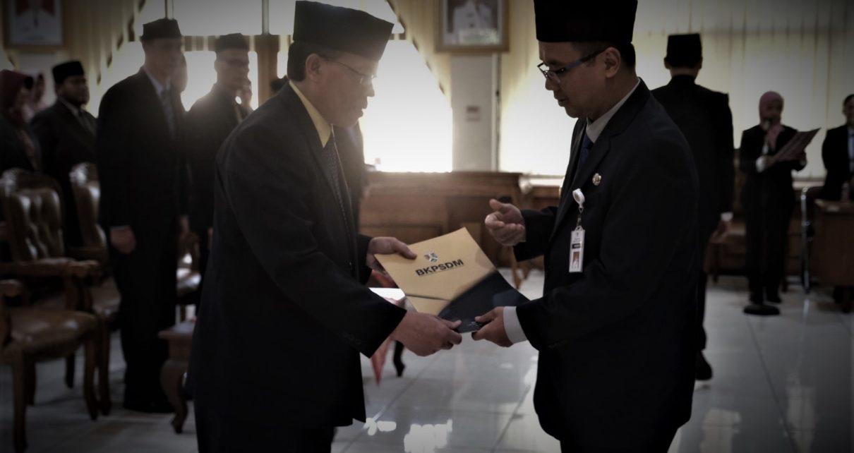 DIPERPANJANG. Wali Kota Magelang dr. Muchamad Nur Aziz (kanan) memperpanjang masa jabatan Penjabat (Pj) Sekda Kota Magelang. (foto: prokompimkotamgl)