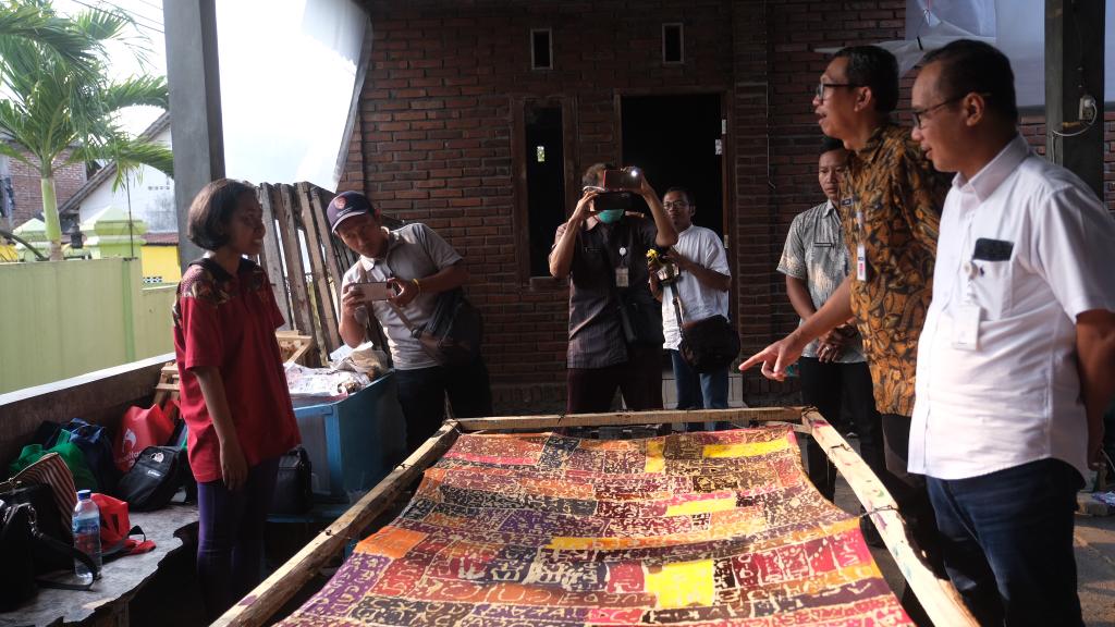 TINJAU. Wali Kota Magelang dr. Muchamad Nur Aziz (kanan) saat meninjau proses pembatikan di Batik Nanom. (foto: prokompimkotamgl)