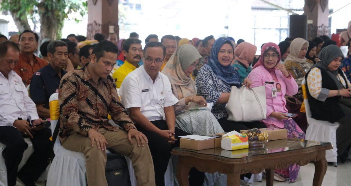 KUNJUNGAN. Wali Kota Magelang dr. Muchamad Nur Aziz (baju putih) saat menerima kunjungan tim penilai evaluasi KLA di Pendopo Pengabdian Kota Magelang, Kamis (8/6/2023) sore. (foto: prokompimkotamgl)