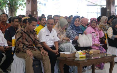 KUNJUNGAN. Wali Kota Magelang dr. Muchamad Nur Aziz (baju putih) saat menerima kunjungan tim penilai evaluasi KLA di Pendopo Pengabdian Kota Magelang, Kamis (8/6/2023) sore. (foto: prokompimkotamgl)