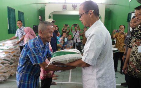 BANTUAN. Wali Kota Magelang dr. Muchamad Nur Aziz menyerahkan bantuan cadangan pangan secara simbolis. (foto: prokompimkotamgl)