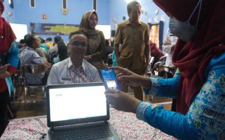 SOSIALISASI. Wali Kota Magelang dr. Muchamad Nur Aziz dalam Sosialisasi Penerapan Identitas Kependudukan Digital (IKD) dan Pemanfaatan Mesin ADM bagi Masyarakat di Aula Kecamatan Magelang Selatan, Kamis (22/6/2023).