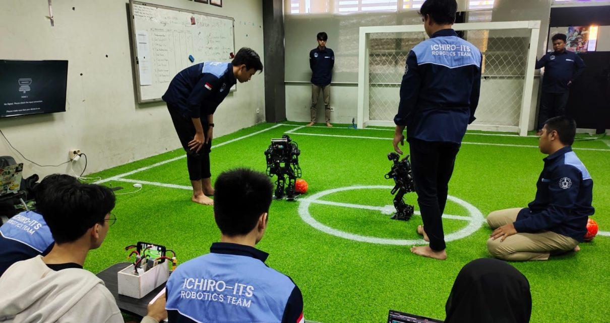 ROBOT. Tim robot Ichiro ITS saat berlaga di ajang KRI Wilayah II 2023 untuk kategori Kontes Robot Sepak Bola Indonesia (KRSBI) Humanoid. (foto: its)