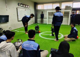 ROBOT. Tim robot Ichiro ITS saat berlaga di ajang KRI Wilayah II 2023 untuk kategori Kontes Robot Sepak Bola Indonesia (KRSBI) Humanoid. (foto: its)