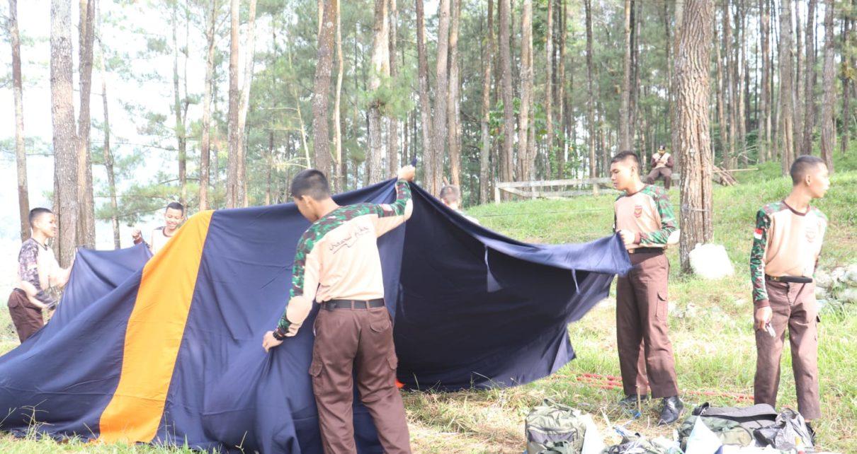 TENDA. Siswa SMPIT Ikhsanul Fikri Kota Magelang tengah mendirikan tenda di lokasi perkemahan. (foto: istimewa)