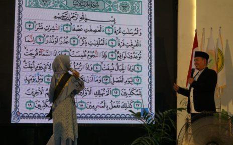 UJI. Salah satu siswi SMPIT Ihsanul Fikri saat menjalani Imtihan atau uji bacaan Al-Qur'an secara terbuka di depan publik. (foto: istimewa)