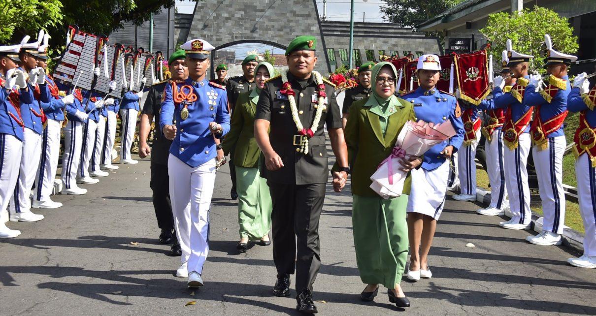 DISAMBUT. Penyambutan kedatangan Wakil Gubernur Akademi Militer Brigjen TNI Sapto Widhi Nugroho di Pintu I Kesatrian, Rabu (31/5/2023). (foto: penhumasakmil)