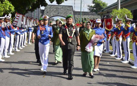 DISAMBUT. Penyambutan kedatangan Wakil Gubernur Akademi Militer Brigjen TNI Sapto Widhi Nugroho di Pintu I Kesatrian, Rabu (31/5/2023). (foto: penhumasakmil)