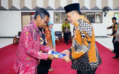 SK. Bupati Magelang Zaenal Arifin menyerahkan secara simbolis Surat Keputusan (SK) pensiun TMT 1 Agustus – 1 Desember 2023 kepada 211 Pegawai Negeri Sipil (PNS). (foto: prokompimkabmgl)