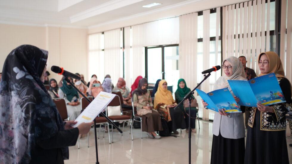 MELANTIK. Rektor Universitas Muhammadiyah Magelang (UNIMMA), Dr. Lilik Andriyani, SE., MSI, melantik dekan dan wakil dekan di di Aula Rektorat Kampus 2 UNIMMA, belakangan ini. (foto: unimma)
