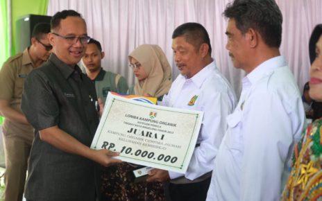 HADIAH. Wali Kota Magelang dr. Muchamad Nur Aziz menyerahkan hadiah kepada pemenang dalam lomba Kampung Organik. (foto: prokompimkotamgl)