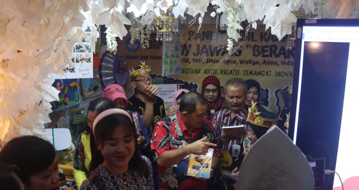 HASIL BELAJAR. 118 CGP angkatan VII dari Kabupaten Semarang menggelar panen hasil belajar di Balairung Balai Bahasa Jawa Tengah, Selasa 4 Juli 2023. (foto: jatengprov)