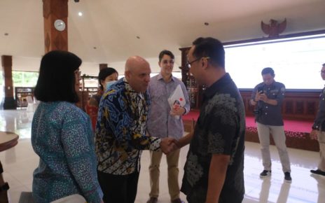 KUNJUNGAN. Wali Kota Magelang dr. Muchamad Nur Aziz menerima kunjungan Mission Director USAID Indonesia Jeffery P Cohen di Pendopo Pengabdian. (foto: prokompimkotamgl)