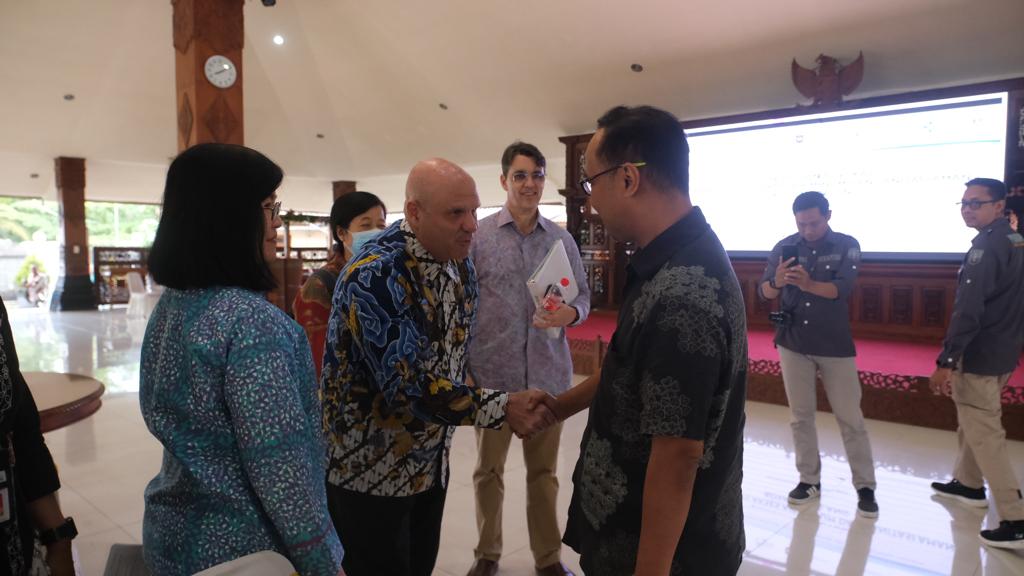 KUNJUNGAN. Wali Kota Magelang dr. Muchamad Nur Aziz menerima kunjungan Mission Director USAID Indonesia Jeffery P Cohen di Pendopo Pengabdian. (foto: prokompimkotamgl)