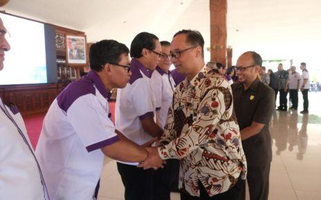 DIKUKUHKAN. Wali Kota Magelang dr. Muchamad Nur Aziz mengukuhkan Pengurus Majelis Umat Kristen Indonesia (MUKI) masa bakti 2021-2026 di Pendopo Pengabdian. (foto: prokompimkotamgl)
