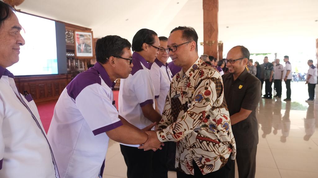 DIKUKUHKAN. Wali Kota Magelang dr. Muchamad Nur Aziz mengukuhkan Pengurus Majelis Umat Kristen Indonesia (MUKI) masa bakti 2021-2026 di Pendopo Pengabdian. (foto: prokompimkotamgl)