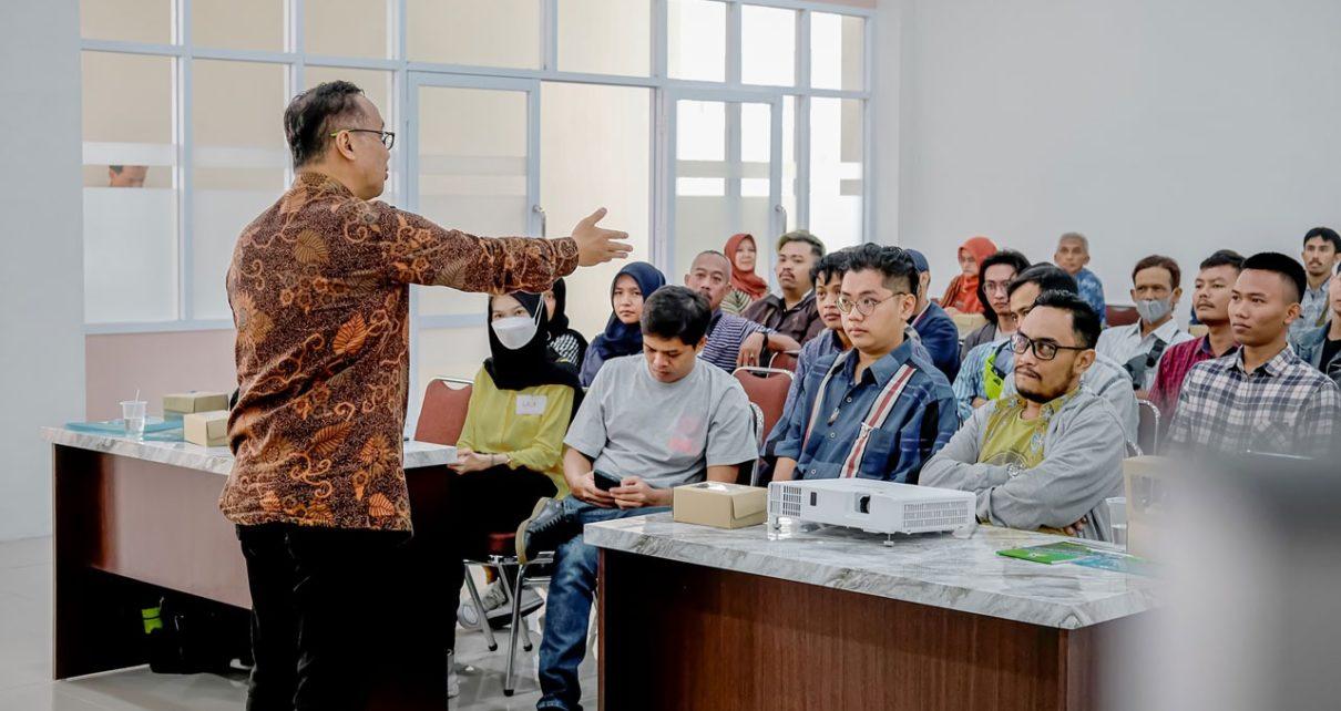 PENJELASAN. Wali Kota Magelang dr. Muchamad Nur Aziz saat menyampaikan penjelasan dalam pelatihan roasting kopi. (foto: prokompimkotamgl)