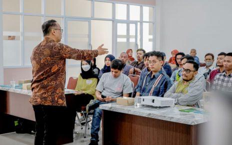 PENJELASAN. Wali Kota Magelang dr. Muchamad Nur Aziz saat menyampaikan penjelasan dalam pelatihan roasting kopi. (foto: prokompimkotamgl)