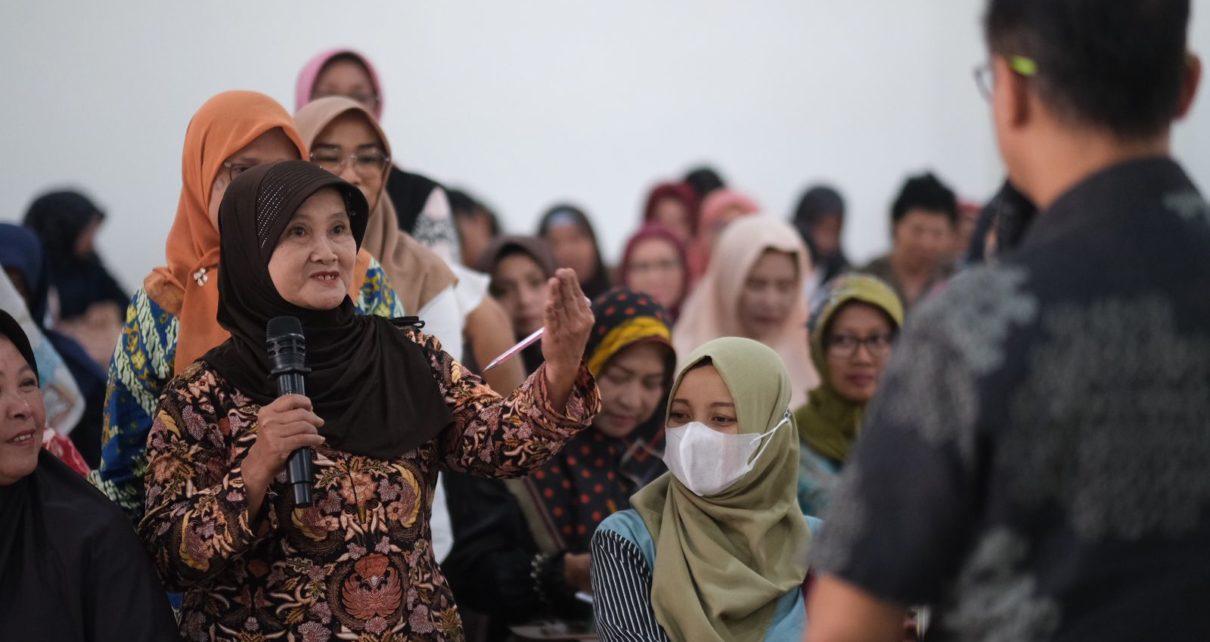 UMKM. Pelaku UMKM saat bertanya kepada Wali Kota Magelang dr. Muchamad Nur Aziz. (foto: prokompimkotamgl)