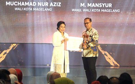 PENGHARGAAN. Wali Kota Magelang dr. Muchamad Nur Aziz menerima penghargaan Kota Layak Anak 2023 Kategori Nindya dari Menteri Pemberdayaan Perempuan dan Perlindungan Anak (PPPA) Bintang Puspayoga. (foto: prokompimkotamgl)