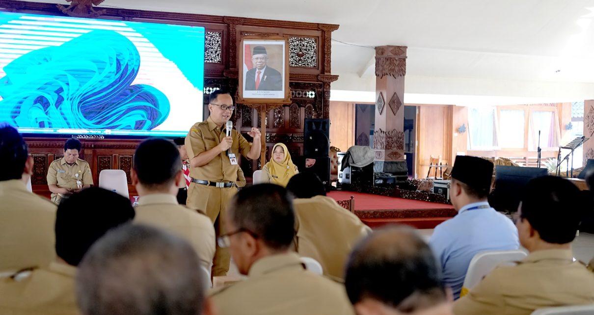 PENGARAHAN. Wali Kota Magelang dr. Muchamad Nur Aziz saat memberikan pengarahan kepada kepala sekolah. (foto: prokompimkotamgl)