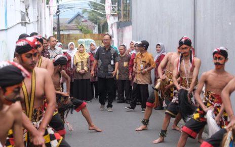 DATANG. Wali Kota Magelang dr. Muchamad Nur Aziz saat datang di Kelurahan Kedungsari dalam Penilai Lapangan dari Provinsi Jawa Tengah. (foto: prokompimkotamgl)