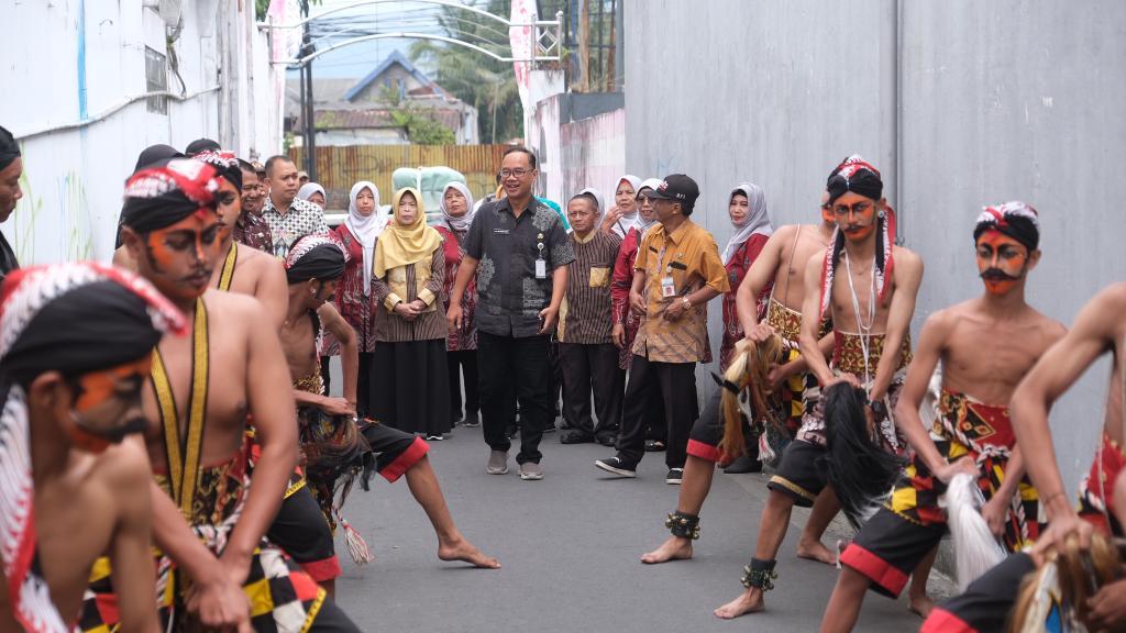 DATANG. Wali Kota Magelang dr. Muchamad Nur Aziz saat datang di Kelurahan Kedungsari dalam Penilai Lapangan dari Provinsi Jawa Tengah. (foto: prokompimkotamgl)